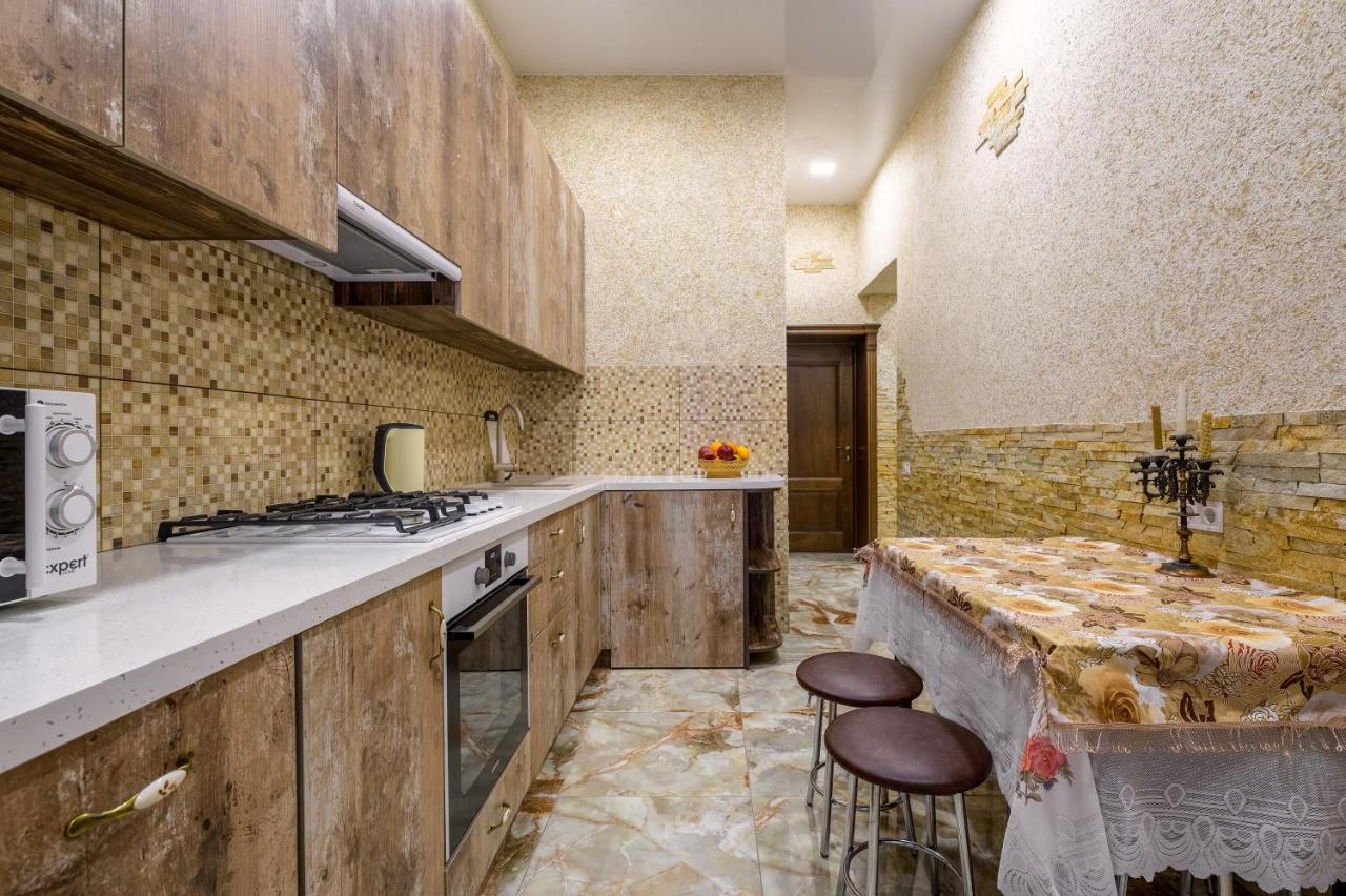 Noviy Svit 4 Apartments Lviv Ngoại thất bức ảnh