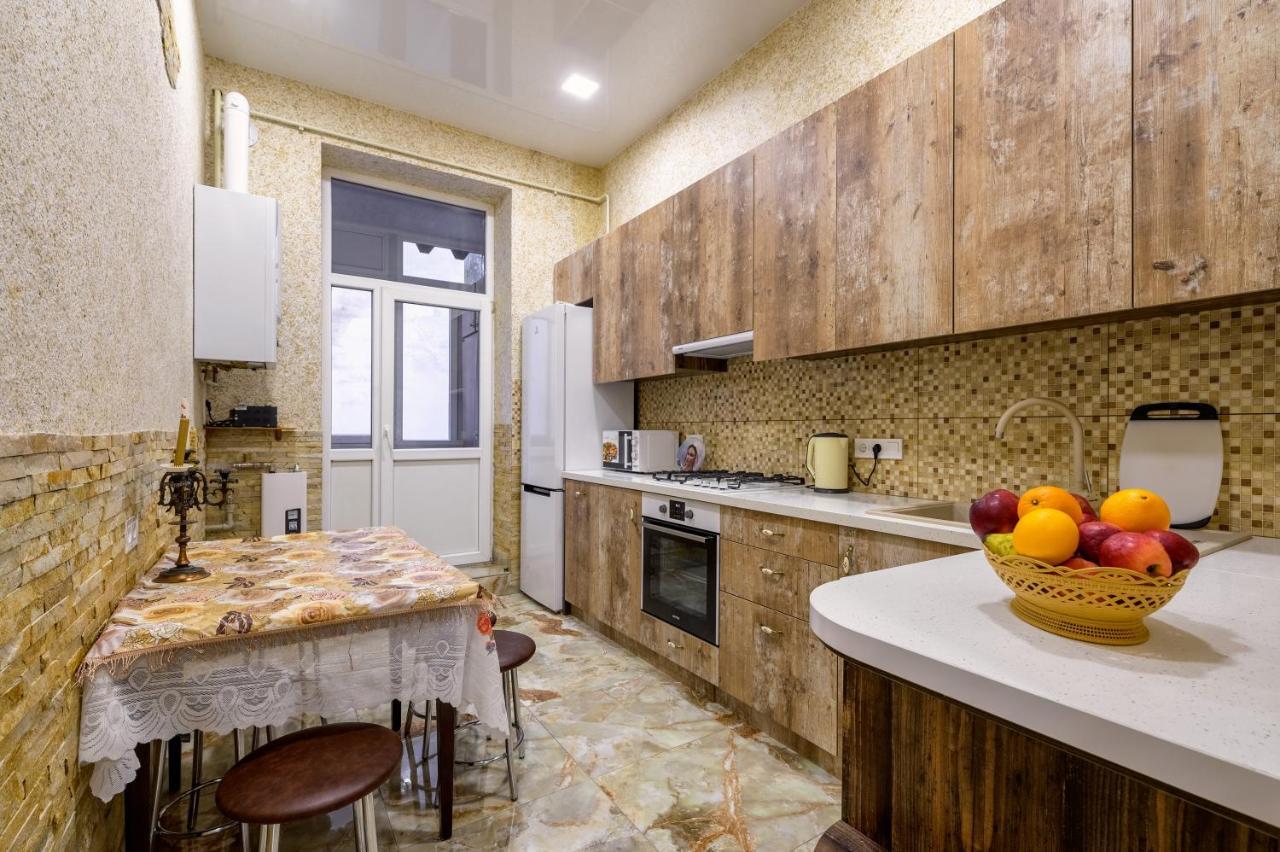 Noviy Svit 4 Apartments Lviv Ngoại thất bức ảnh